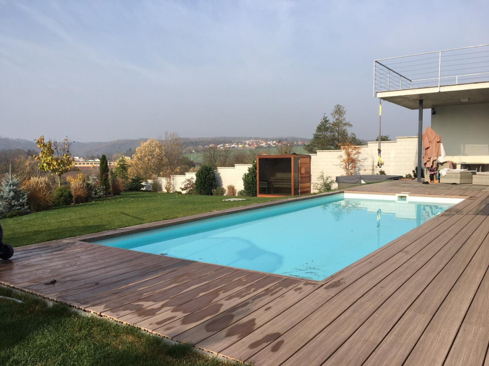 Vonkajšia sauna s presklenou celou stenou
