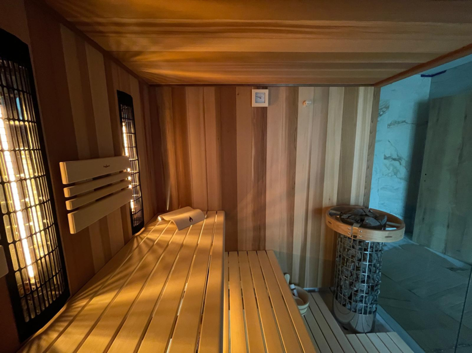 Sauna s kombinovaným režimom: spojenie fínskej klasiky a modernej infračervenej technológie
