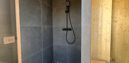 Vonkajšia sauna so sprchou a odpočivárňou