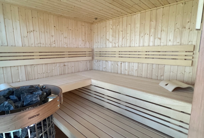 Venkovní sauna se sprchou a odpočívárnou Venkovní sauna se sprchou a odpočívárnou