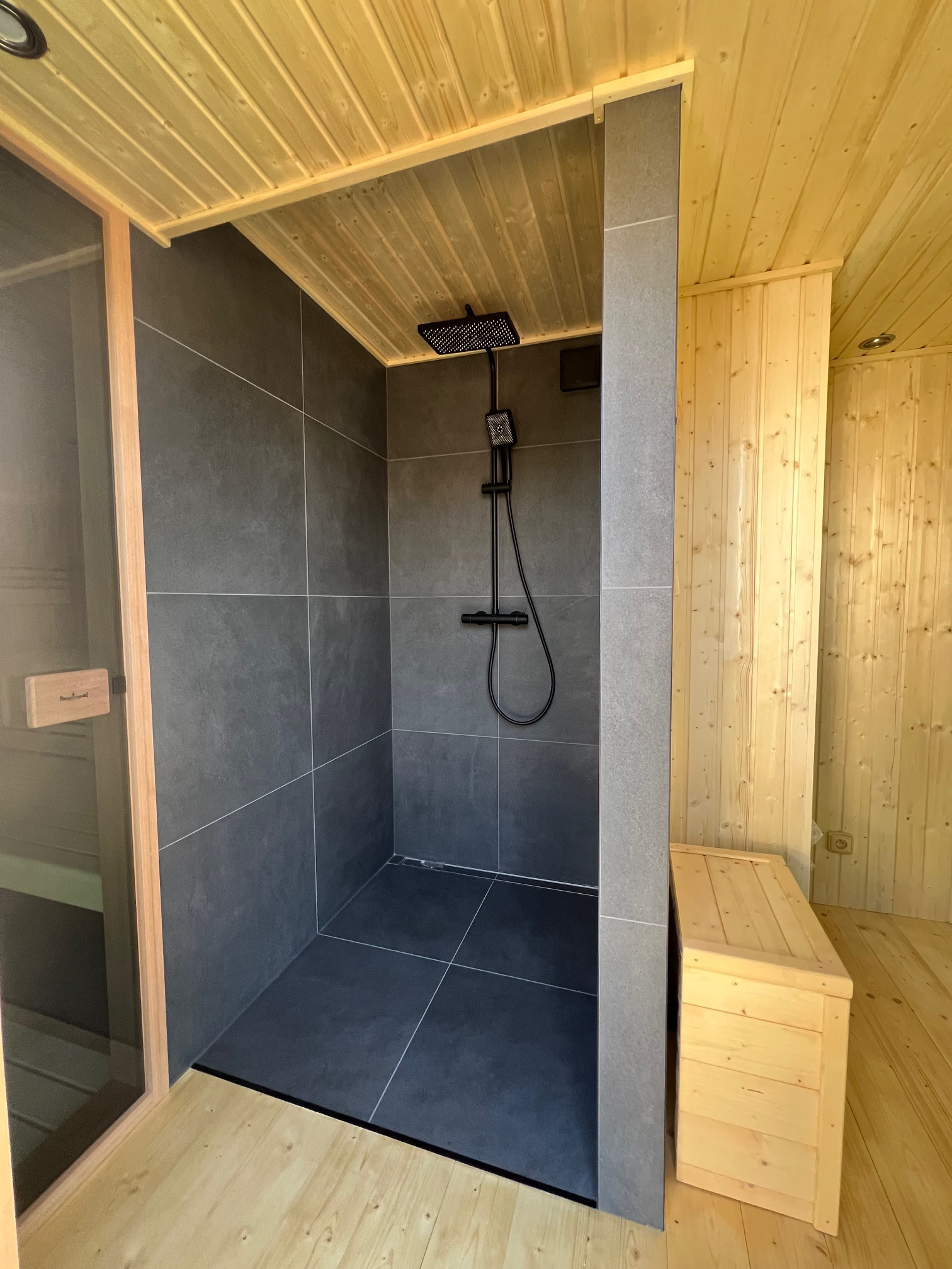 Vonkajšia sauna so sprchou a odpočivárňou