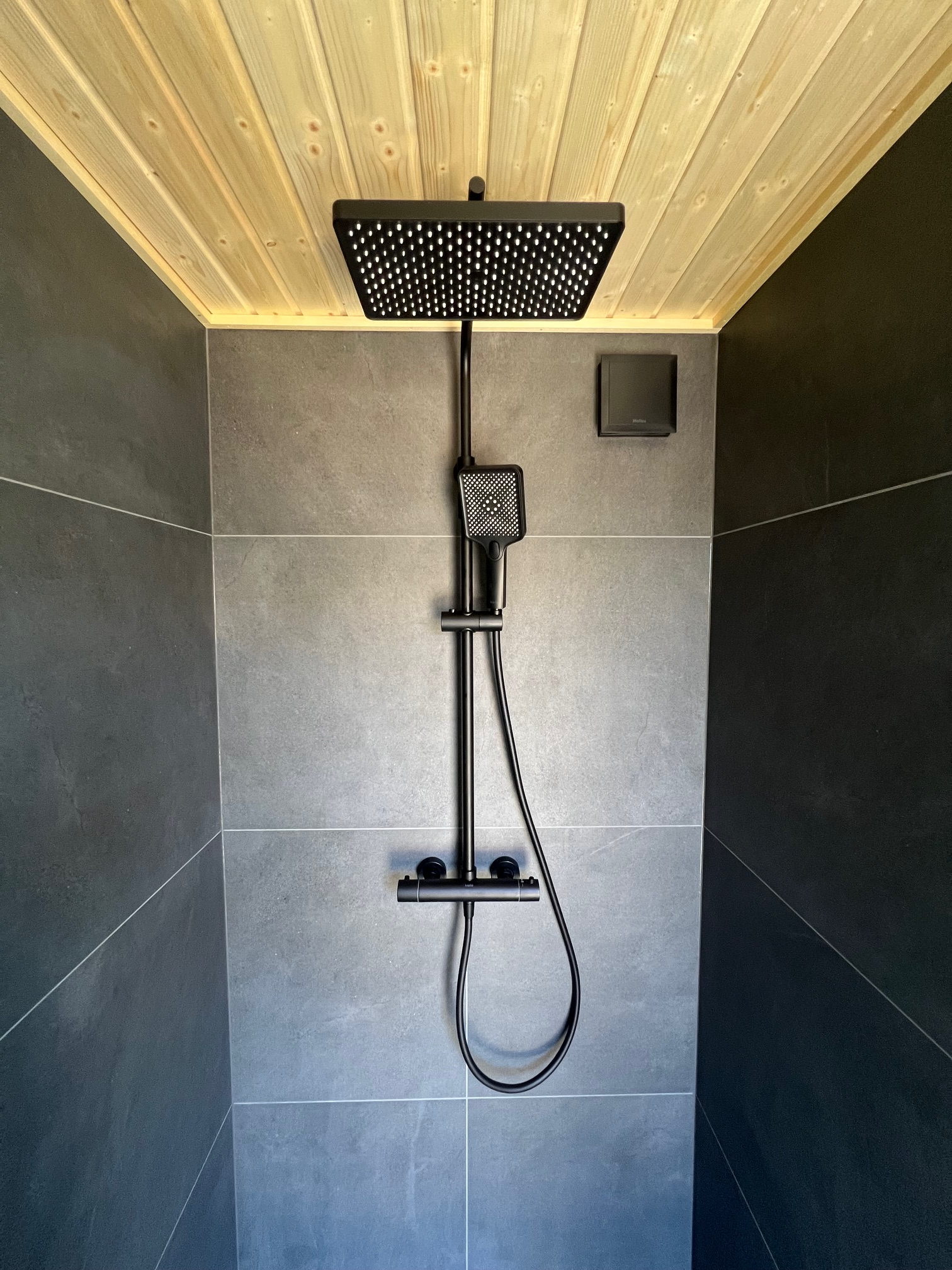 Vonkajšia sauna so sprchou a odpočivárňou Vonkajšia sauna so sprchou a odpočivárňou